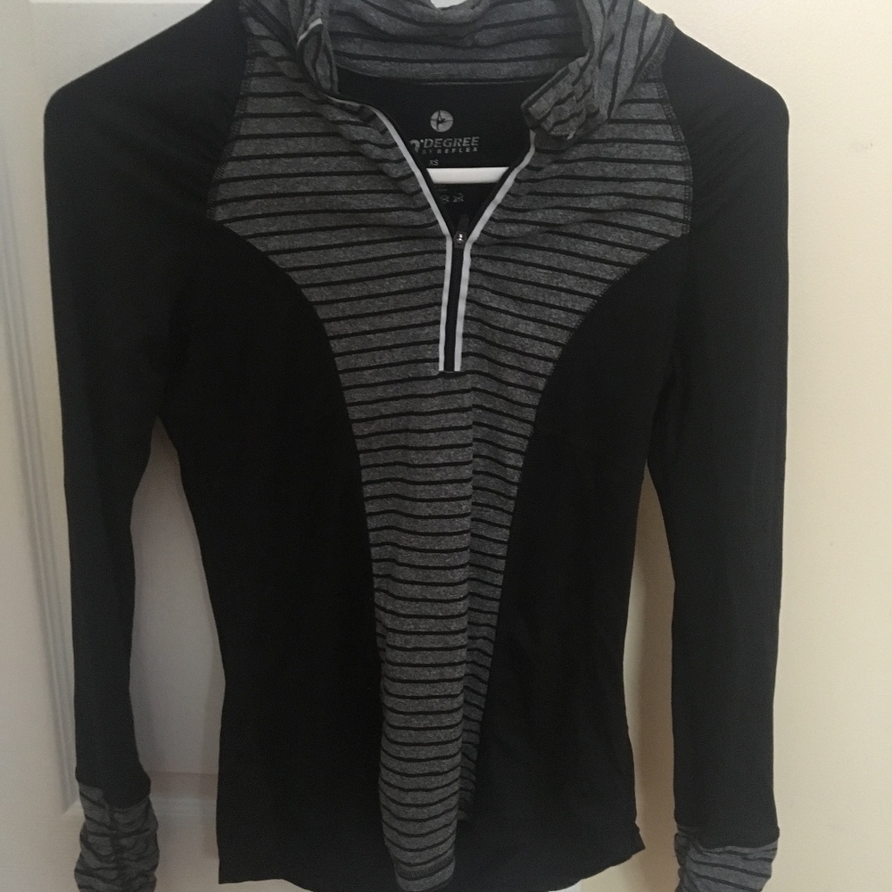 90 Degree Athletic Workout Top- black/grey